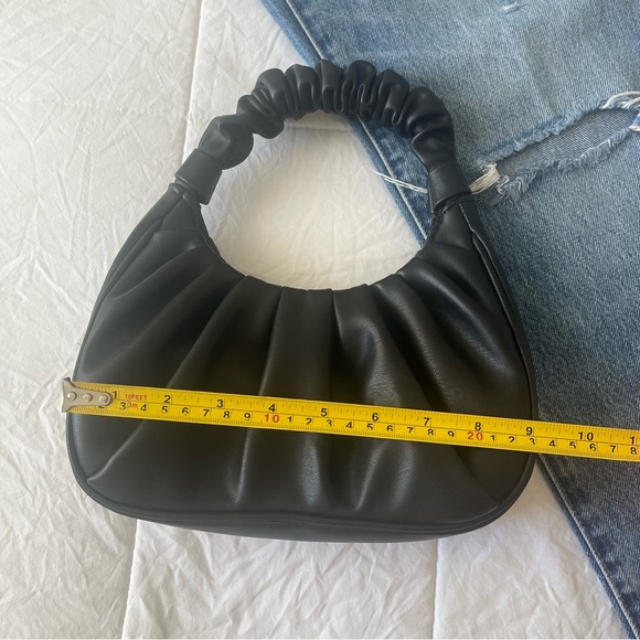 Black scrunched strap women hand bag - Picture 6 of 6